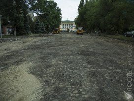 В Алматы на улице Панфилова найдена булыжная мостовая 30-х годов XX века 