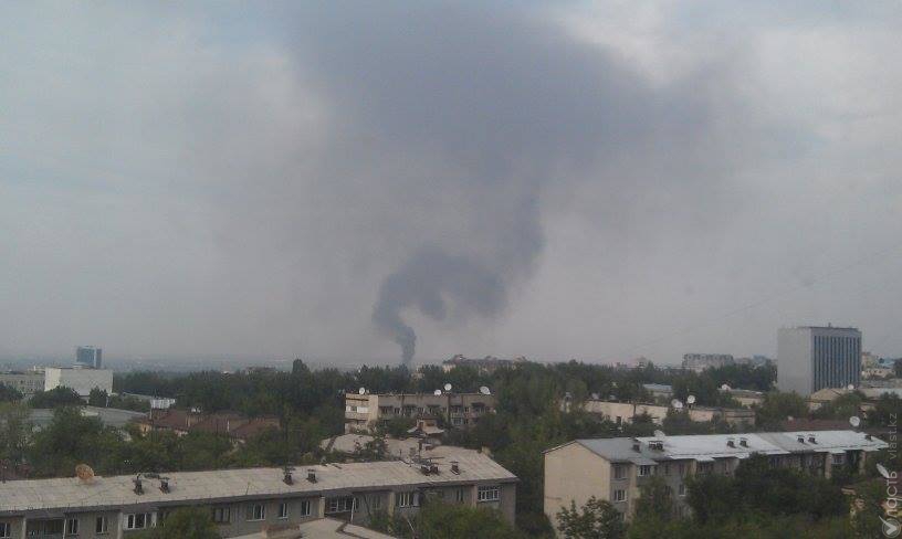 В Алматы горят склады, предварительная площадь возгорания &mdash; 600 кв. метров
