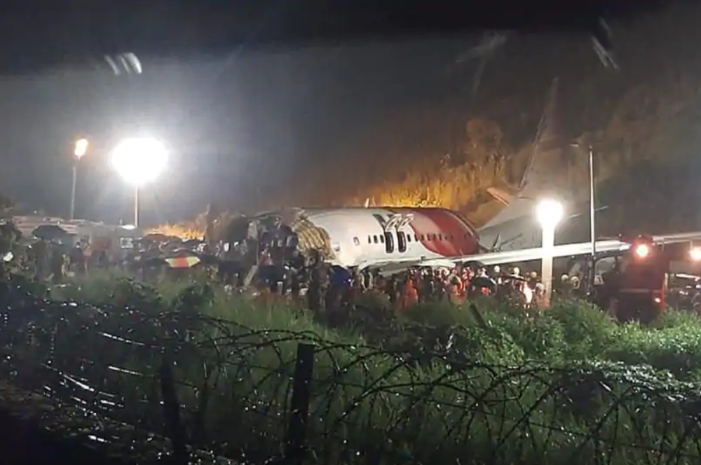 В Индии при жесткой посадке самолета погибли 20 человек