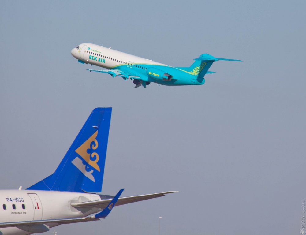 Самолет Bek Air повредили при погрузке багажа в аэропорту Алматы