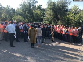 Железнодорожники в Шымкенте вышли на акцию протеста, требуя повышения заработной платы 