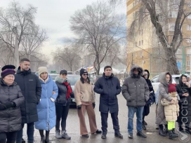 Жители жилого комплекса в Алматы перекрыли улицу, требуя нормального теплоснабжения