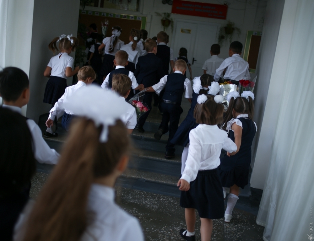 Казахстанцы за пятидневку в школах и против коротких каникул - исследование