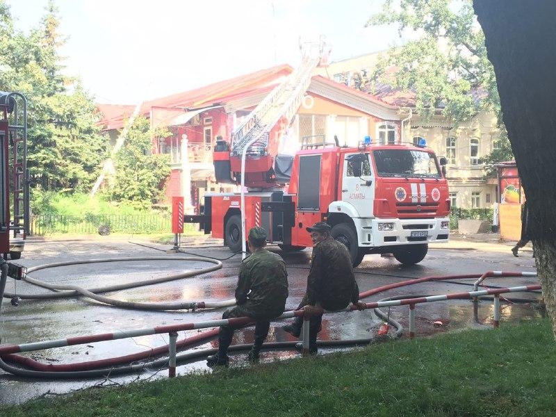 В Алматы ликвидирован пожар в историческом здании