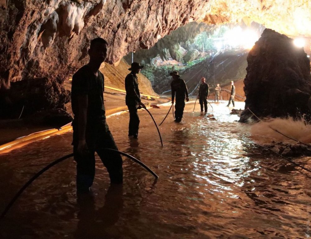 ​Из пещеры в Таиланде эвакуировали всех подростков и тренера