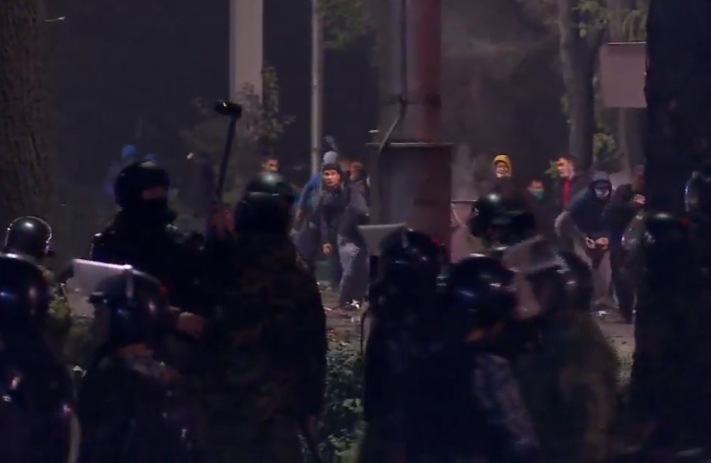 В Бишеке не стихает противостояние силовиков с протестующими