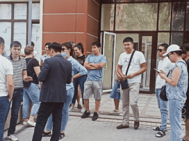 Порядка 30 бывших сотрудников TezCoTrade собрались у офиса компании в Алматы, добиваясь выплаты бонусов