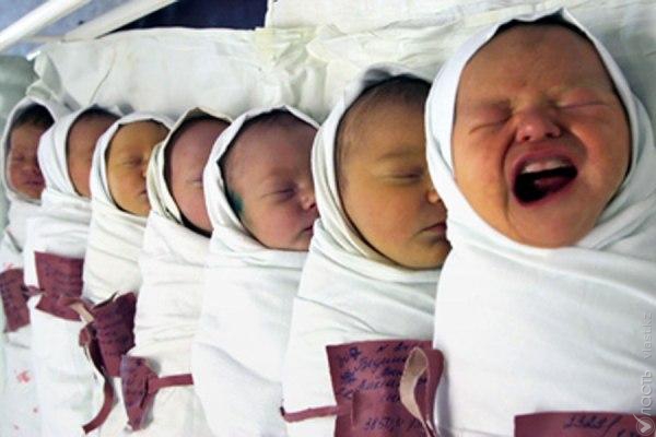 Ежегодно в Казахстане рождаются около  400 тысяч человек