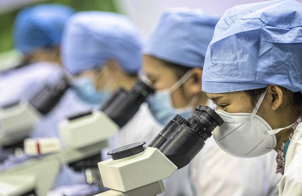 За сутки в Китае выявлено почти 900 новых случаев заражения коронавирусом