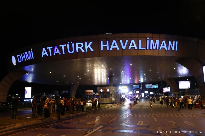 При взрывах в аэропорту Стамбула погибли 36 человек, почти 150 ранены
