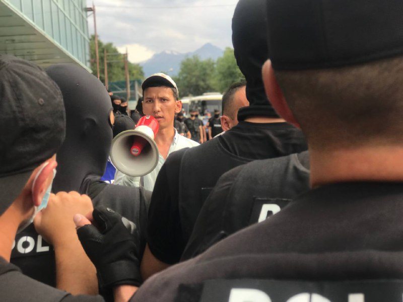 Двое активистов получили адмаресты после участия в митинге Демпартии в Алматы