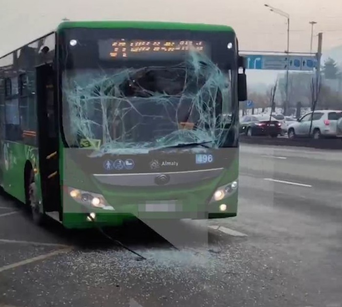 Шесть человек пострадали в ДТП с двумя пассажирскими автобусами в Алматы 