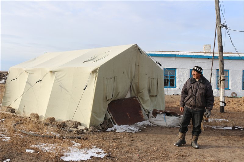 Жители поселка Жанажол: «Мы до последнего жили в палатках»