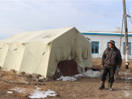 Жители поселка Жанажол: «Мы до последнего жили в палатках»
