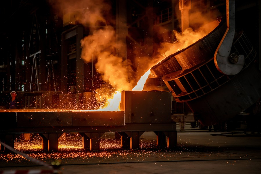 
Восемь работников карагандинского ферросплавного завода пострадали при выбросе пламени из печи 