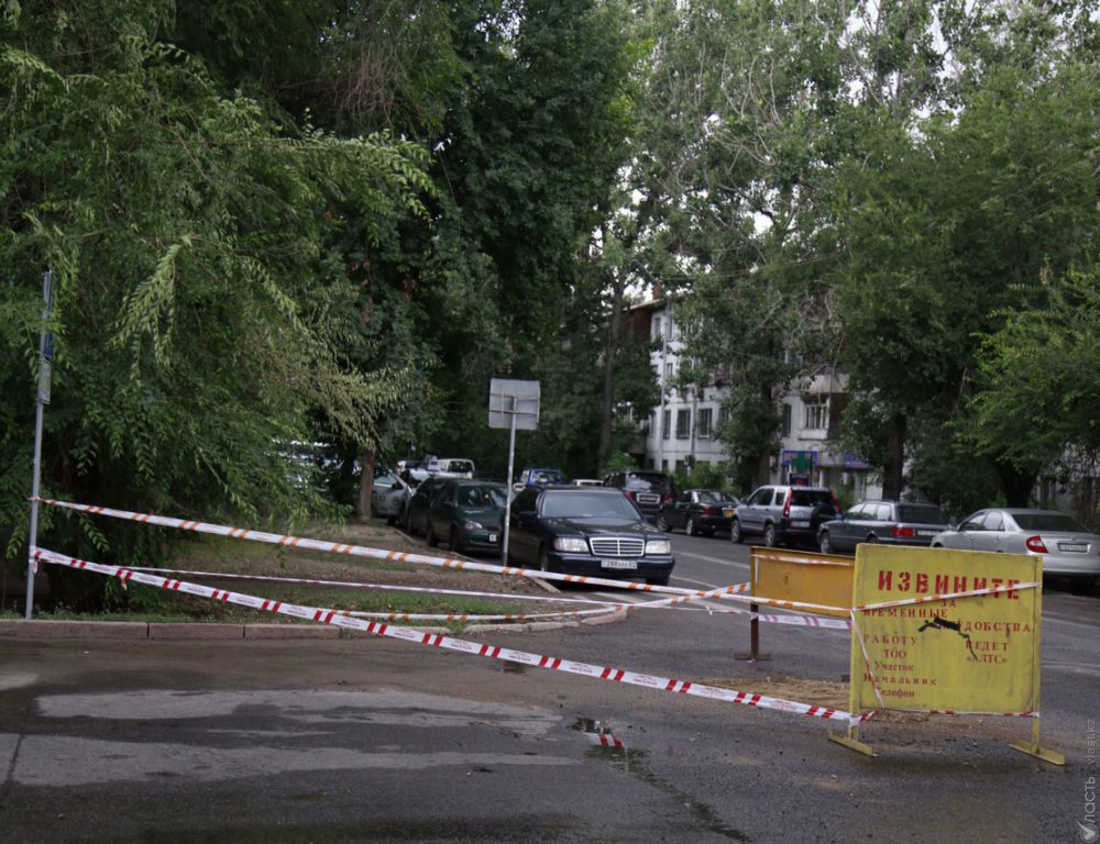 В Алматы в  центре города в результате прорыва трубопровода пострадал человек; поврежден припаркованный рядом автомобиль 