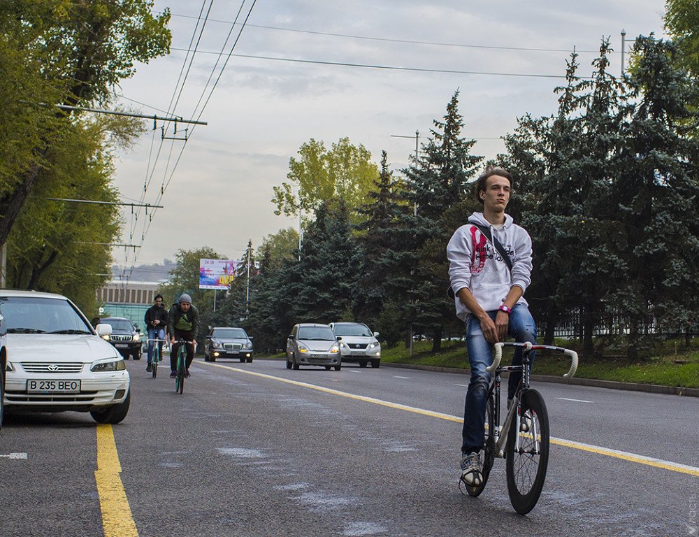 В Алматы штрафуют водителей за нарушение ПДД на велодорожках 