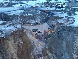 В МЧС не могут сказать, когда поднимут провалившийся в воронку вблизи шахты Майкаинского рудника автобус