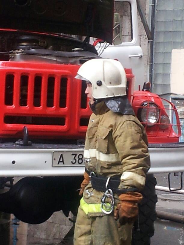 16-тонный бензовоз АО «Гелиос»  стал причиной пожара, водитель погиб, уничтожено 5 автомобилей, поврежден жилой дом - МЧС 