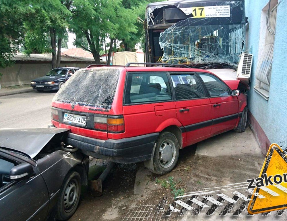 ДТП с участием двух автобусов и пяти легковых машин произошло в Алматы 