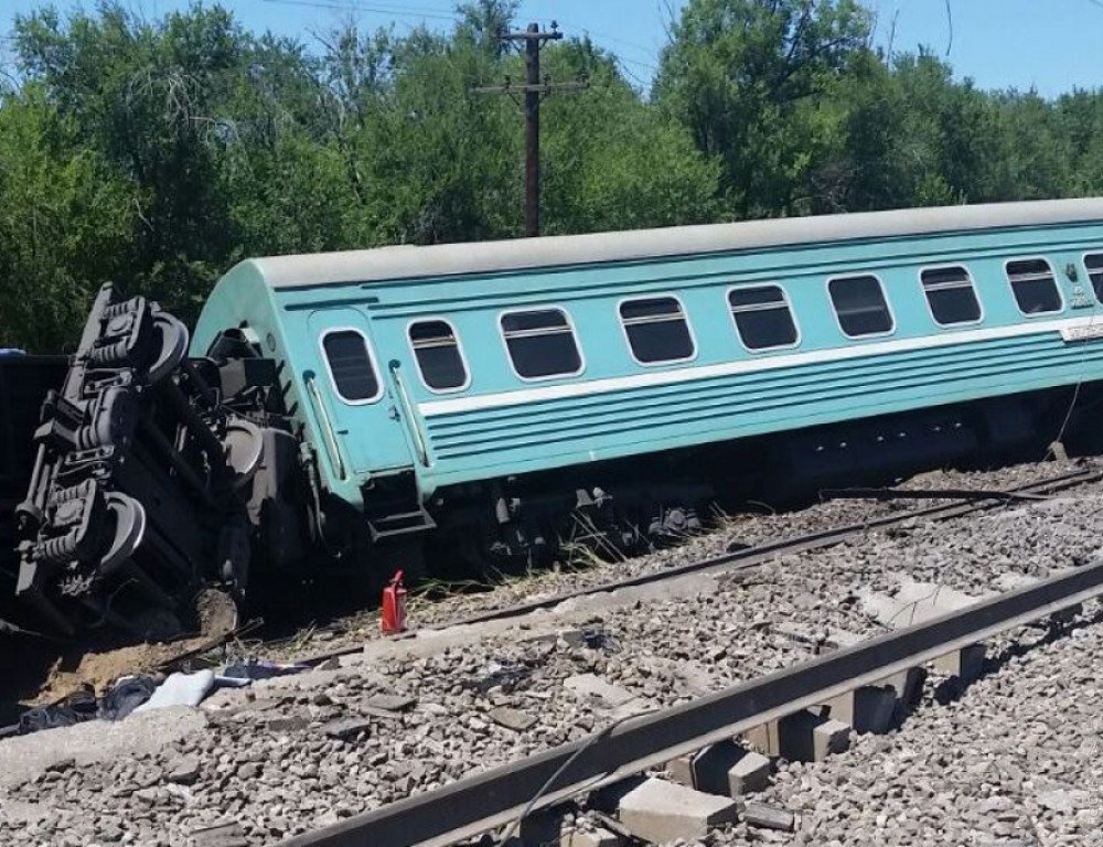 ​В результате схода пассажирского поезда в Жамбылской области пострадало 25 человек