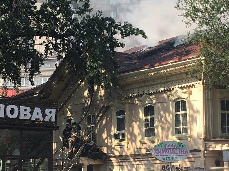 В центре Алматы горит историческое здание