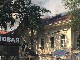 В центре Алматы горит историческое здание