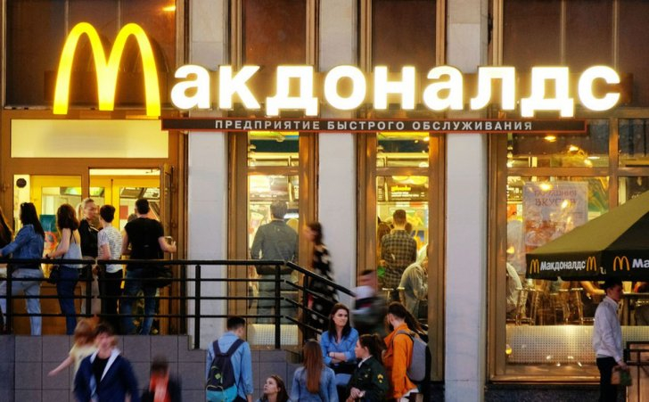 McDonald`s объявил об окончательном уходе из России, но его рестораны могут переоткрыть под другим брендом