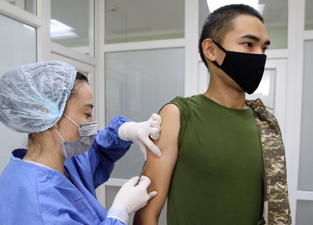 В Казахстане вакцинировано от коронавируса 20% личного состава Вооруженных сил