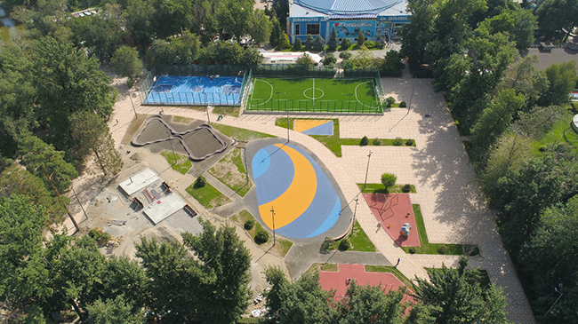 Спортплощадку построили на месте парковки в алматинском парке Горького
