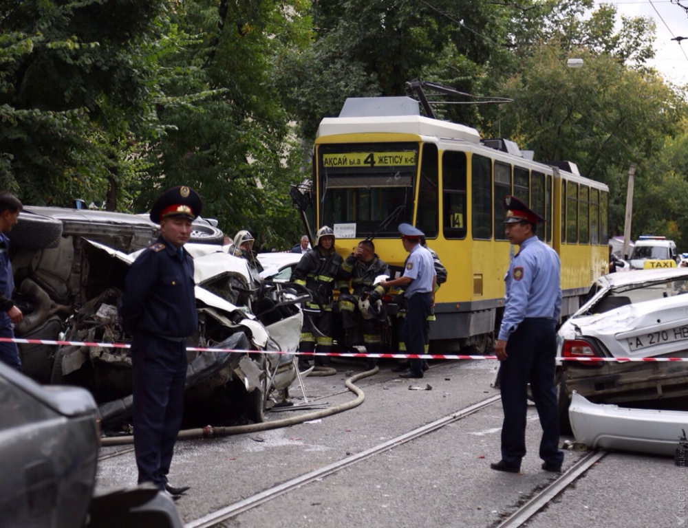 В центре Алматы произошло крупное ДТП, по предварительным данным, у трамвая отказали тормоза, есть пострадавшие