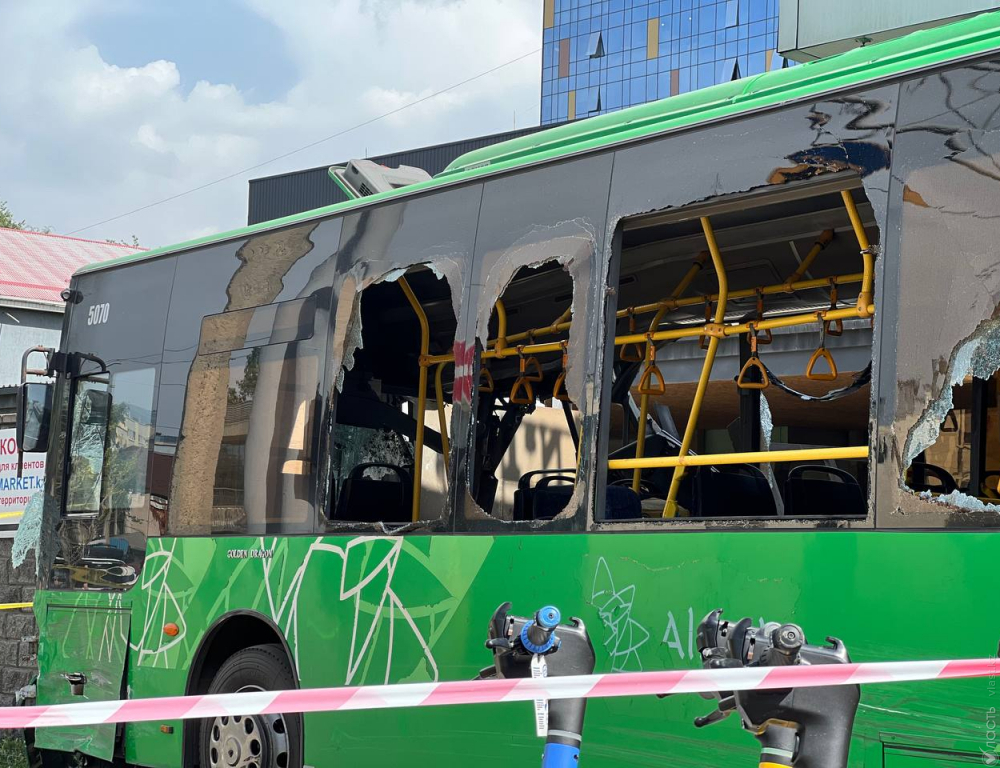 
Один пассажир погиб, 16 пострадали в ДТП с автобусом в Алматы 