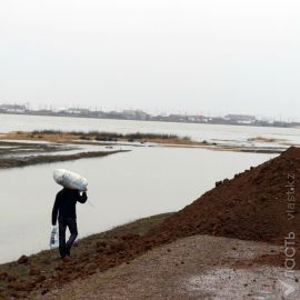 Остров на целине: жители поселка в Акмолинской области из-за паводков оказались отрезанными от мира