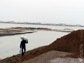 Остров на целине: жители поселка в Акмолинской области из-за паводков оказались отрезанными от мира