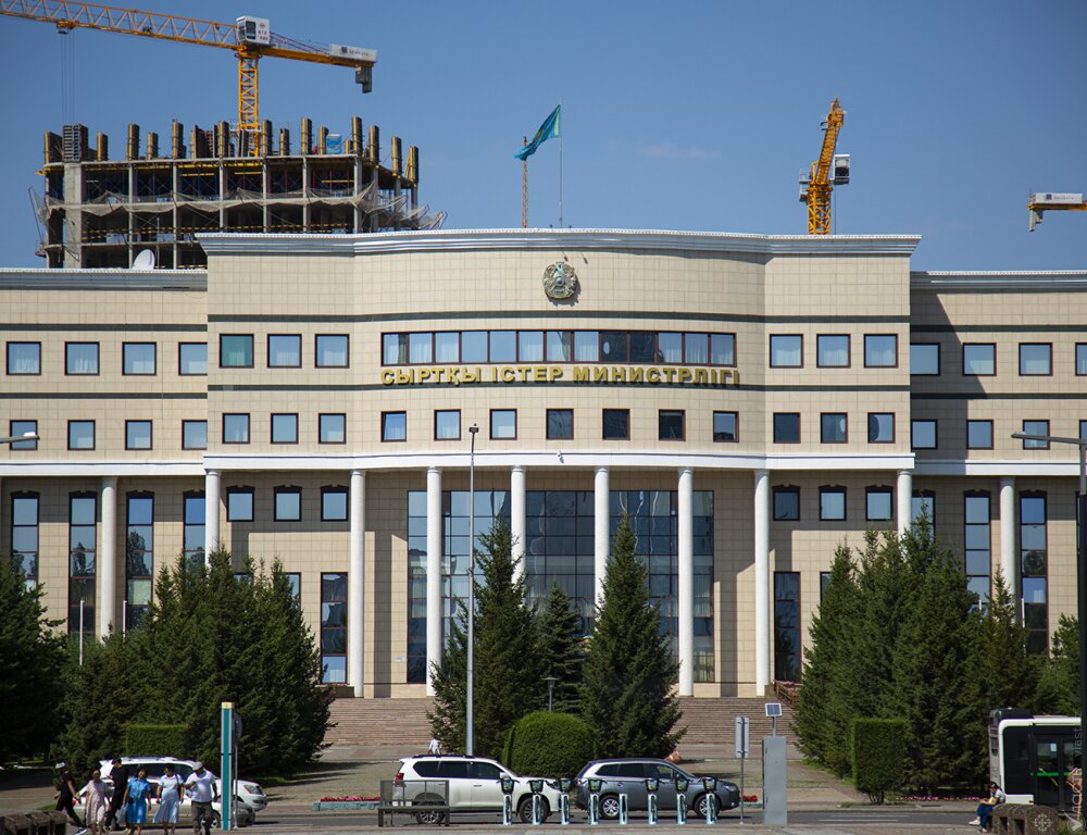 МИД Казахстана планирует эвакуировать всех сотрудников из посольства в Украине