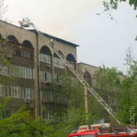 В Алматы произошло возгорание кровли жилого дома