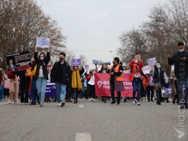 Депутат Тлеухан просит проверить участников феминистского марша в Алматы на экстремизм 