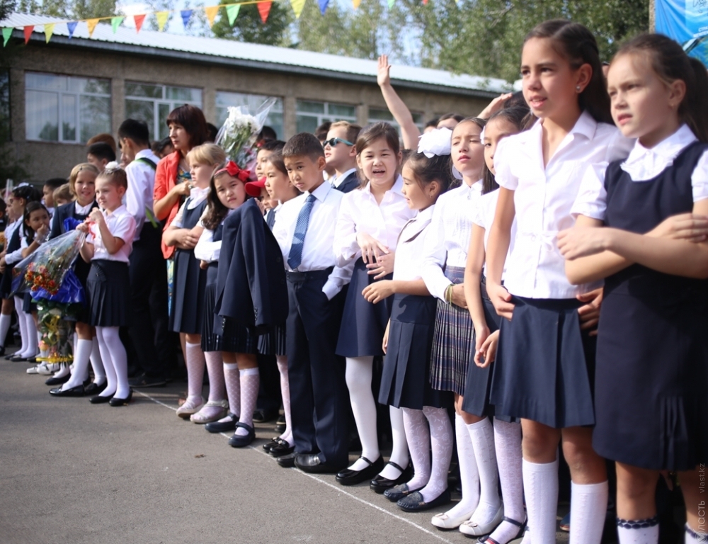 «Функциональная, безопасная, практичная»: министр образования ознакомился с казахстанской школьной формой 