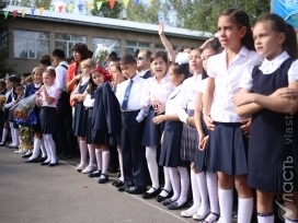 «Функциональная, безопасная, практичная»: министр образования ознакомился с казахстанской школьной формой 