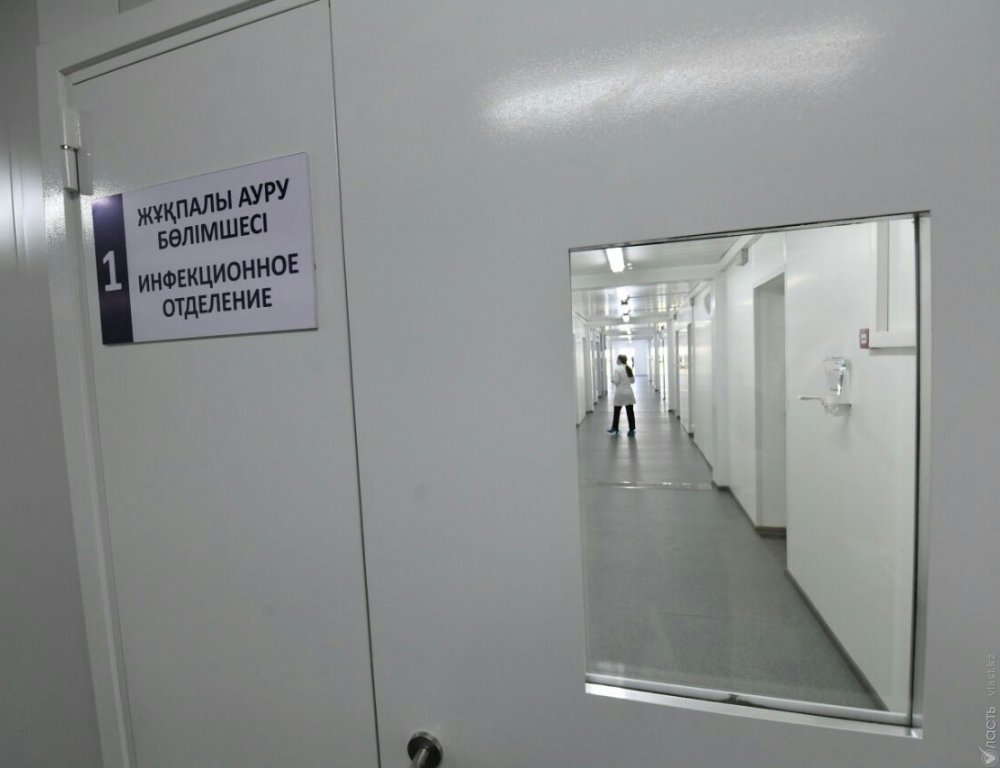 Состояние двух пациентов с коронавирусом в Алматы крайне тяжелое