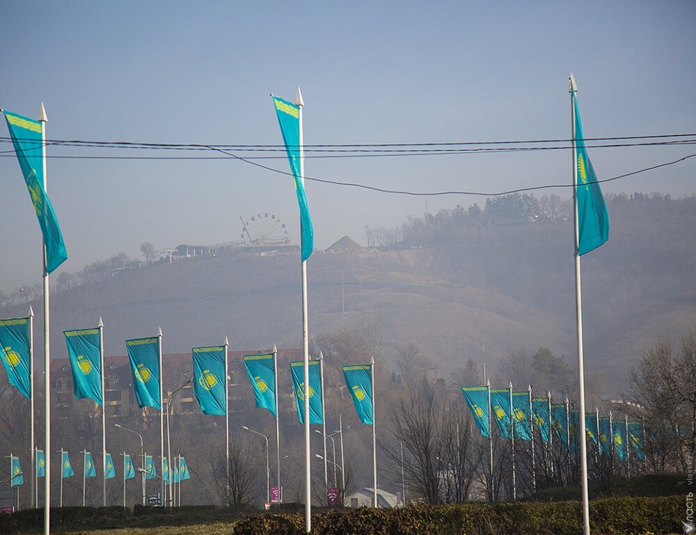 Флаг Казахстана разрешили вывешивать на фасадах зданий и балконах