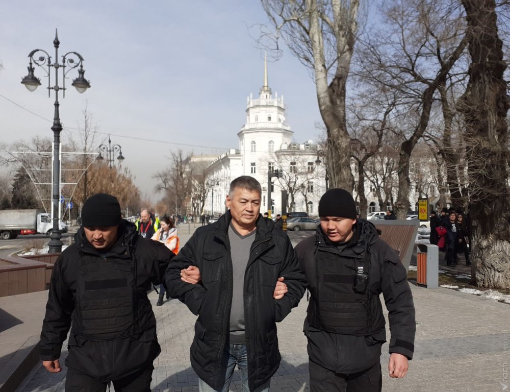 Полиция задерживает протестующих в центре Алматы