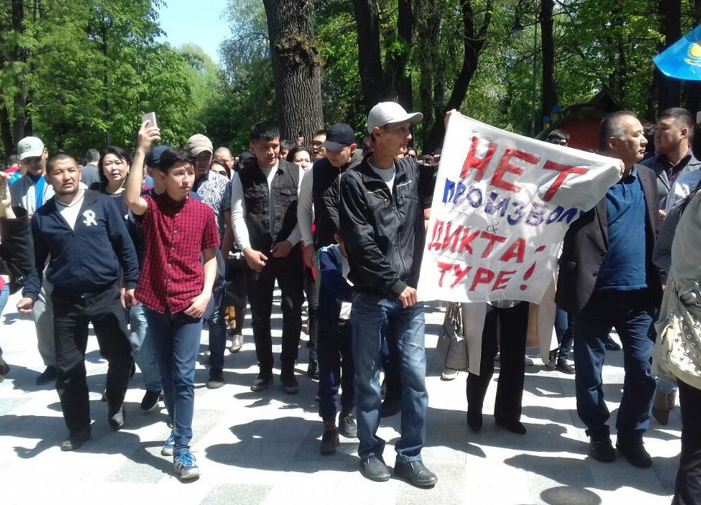 В алматинском парке Горького два часа идут протесты