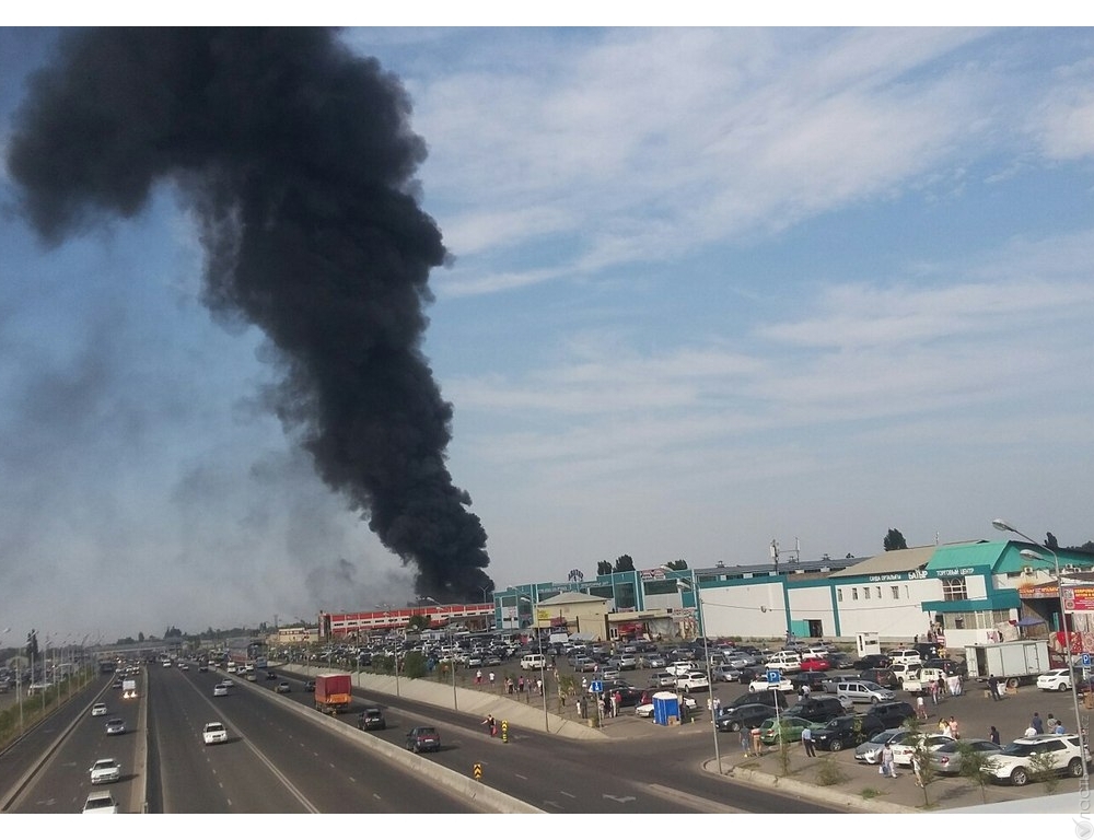 В тушении пожара на складах рынка «Олжа» в Алматы задействована авиация