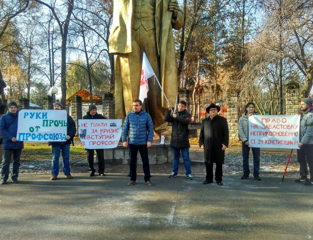 12 участников собрал митинг в Алматы против трудовой дискриминации