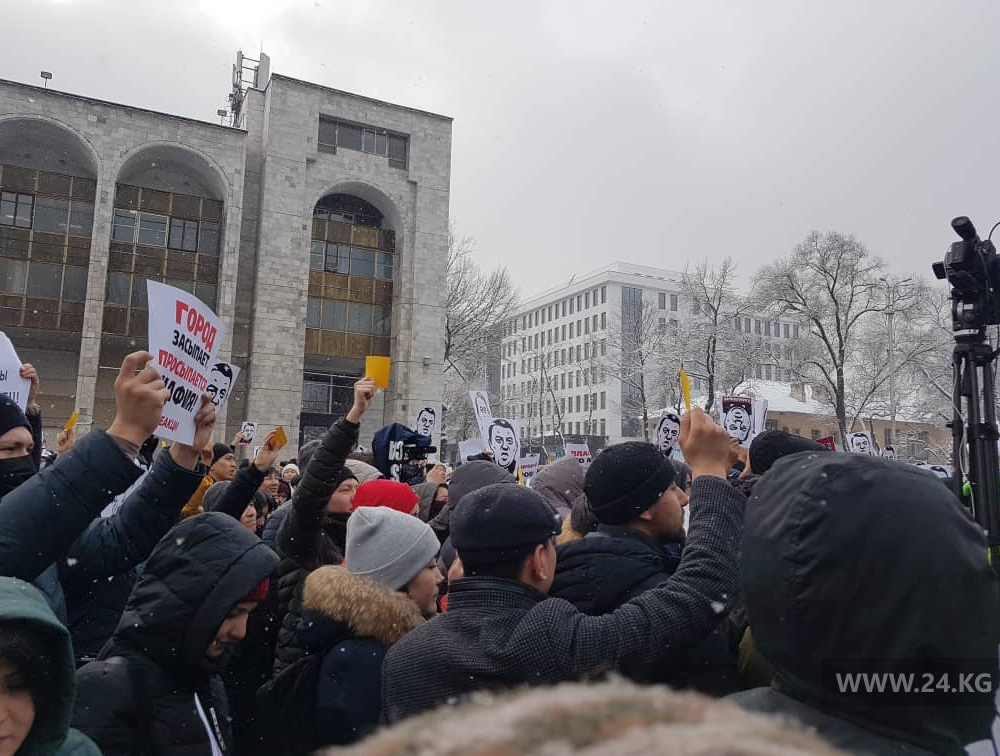 Сотни людей вышли на митинг против коррупции в Бишкеке