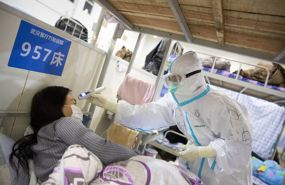 Число жертв коронавируса в Китае превысило 2 тыс. человек