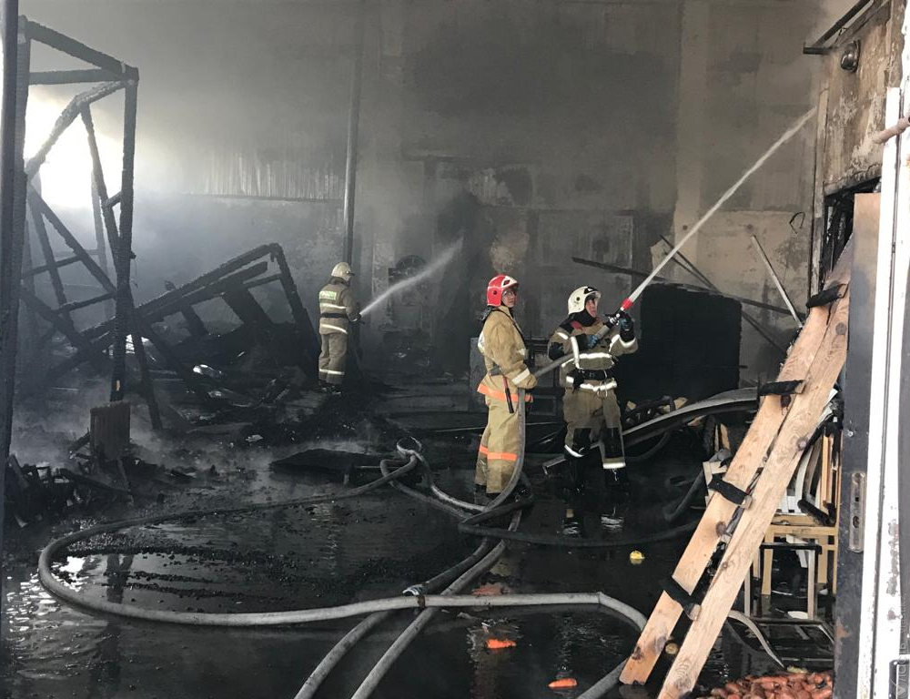 В Турксибском районе Алматы произошел пожар на складе