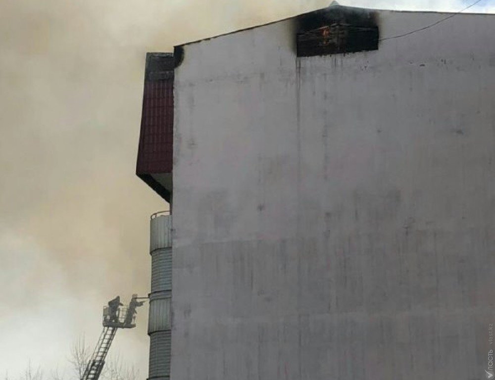 В Алматы 300 человек эвакуированы из жилого дома из-за пожара