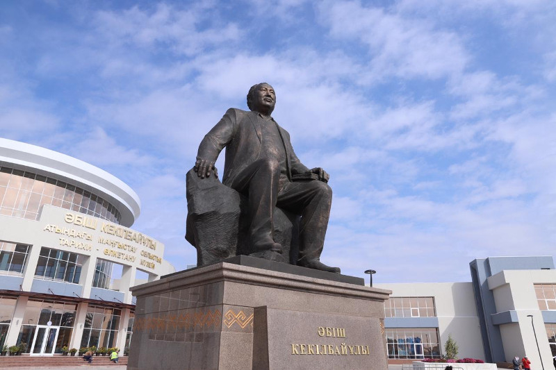 В Актау открыли памятник писателю Абишу Кекилбаеву
